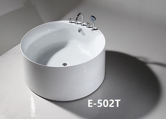 Une baignoire à trempette debout avec barre d'appui